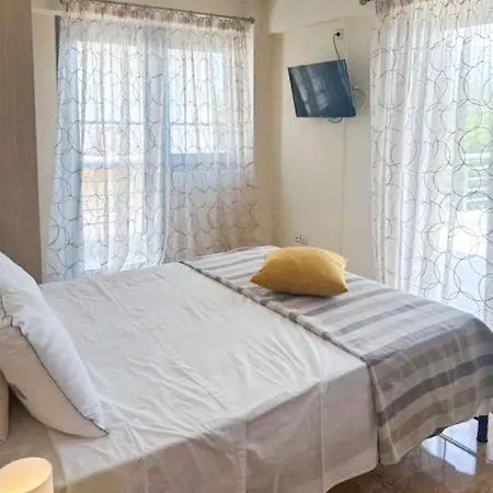 Апартаменты Cozy Cental Retreats With Balconies Филиатра