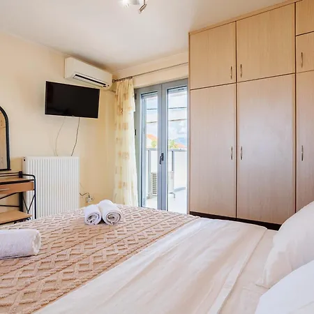 Cozy Cental Retreats With Balconies Appartement Filiatra