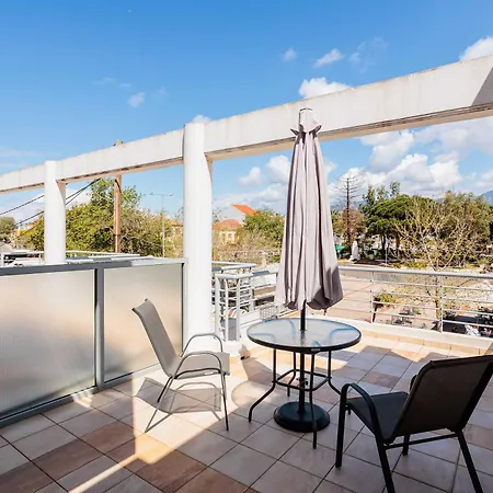 Cozy Cental Retreats With Balconies Апартаменты *