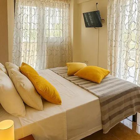 Cozy Cental Retreats With Balconies Филиатра