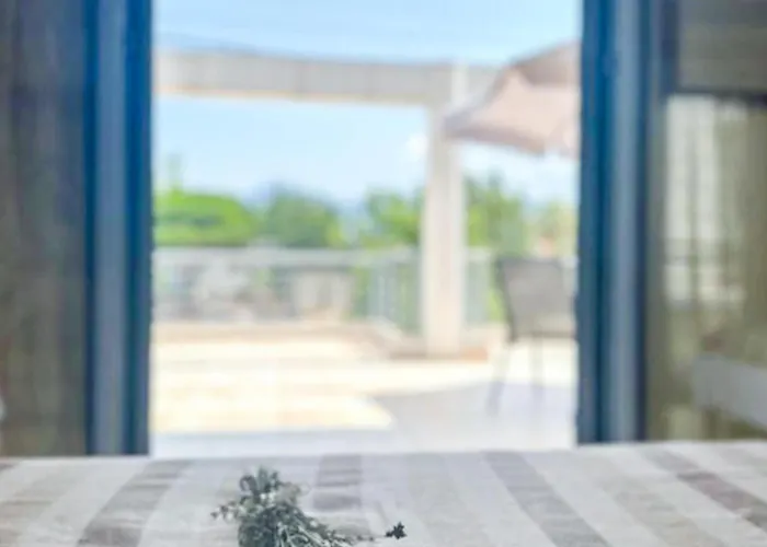 Cozy Cental Retreats With Balconies