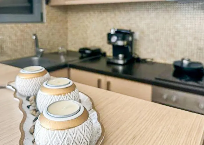 Cozy Cental Retreats With Balconies * Filiatra