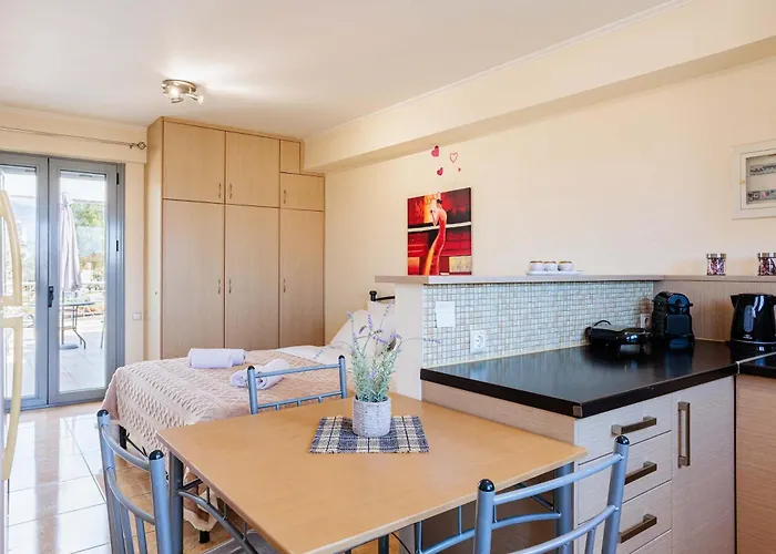 Cozy Cental Retreats With Balconies *