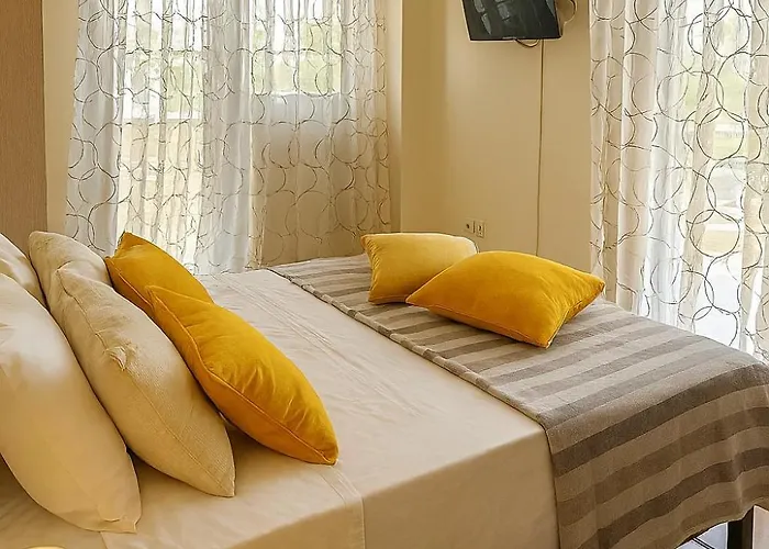 Cozy Cental Retreats With Balconies Filiatra